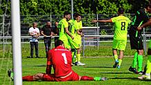 Strafstoß gehalten und dennoch verloren. Während der Torhüter des FC Steißlingen, Robin Windey, enttäuscht auf dem Boden sitzt, bejubelt ...