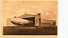 Eine alte Postkarte von 1913 zeigt das Luftschiff LZ 17 &bdquo;Sachsen&ldquo; beim Verlassen der damals deutschlandweit größten ...