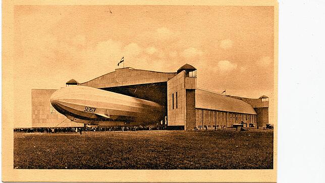 Eine alte Postkarte von 1913 zeigt das Luftschiff LZ 17 &bdquo;Sachsen&ldquo; beim Verlassen der damals deutschlandweit größten ...