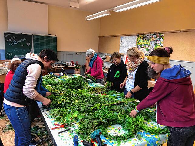 Kaum gegründet, hat die Mädchengruppe schon zusammen mit den Helfern des Narrenvereins Kränze gebastelt für den Adventsbasar.