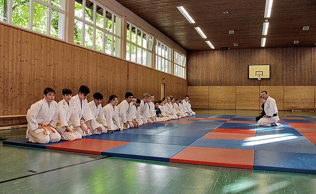 Mit diesem Ritual beginnt und endet das Training: Die gegenseitige Verbeugung ist ein Zeichen des Respekts und der Höflichkeit und dient ...