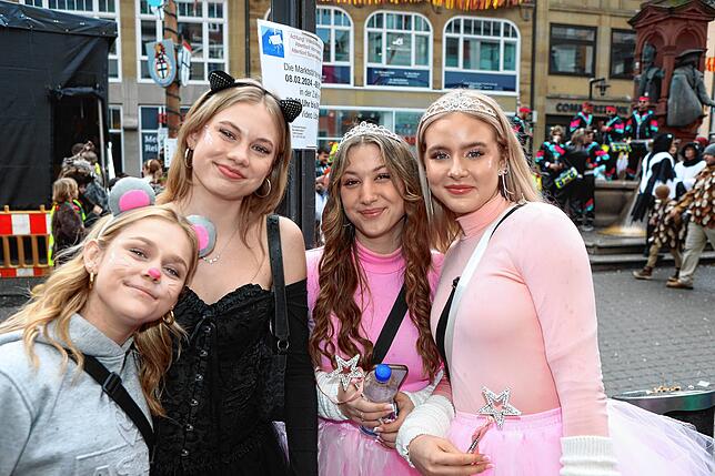 Bild 25: Schmotziger Dunschtig 2024: Mäschgerle aller Generationen feiern auf der Marktstätte