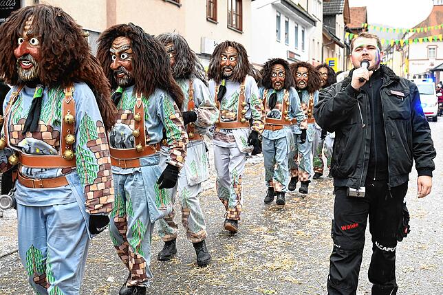 Bild 36: Großer Umzug in Tennenbronn mit 20 Musik- und Narrengruppen