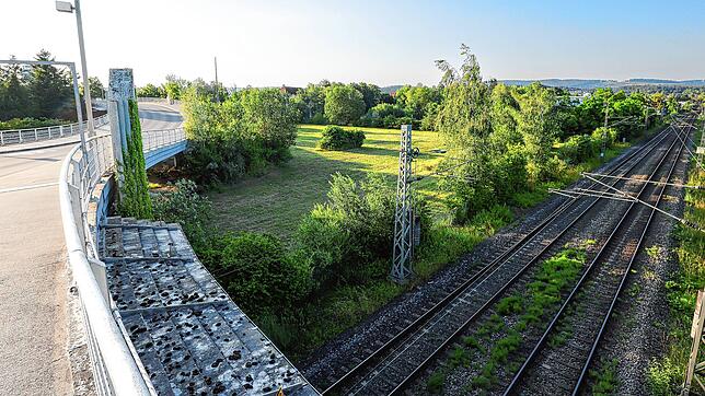 An den Gleisen und der Günter-Neurohr-Brücke sollte ein neues Wohnquartier für die Stadt entstehen. Nun passiert hier erst einmal ...
