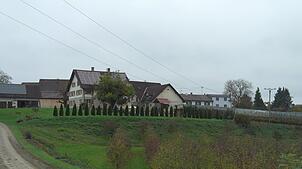 Behweiler gehört zur Gemeinde Oberteuringen: Hier plant ein Landwirt gemeinsam mit der Firma Solmotion eine Agri-Photovoltaikanlage auf ...