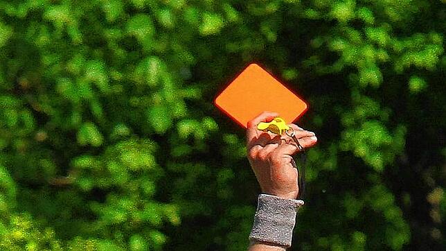 Ein Schiedsrichter hebt eine rote Karte nach oben. Hier ein Symbolbild.