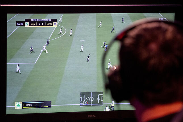 Ein Fußballspiel auf dem Bildschirm beim &ldquo;Grand Final&bdquo; der Virtual Bundesliga (VBL).  Seit ihrer Einführung erfreut sich die ...