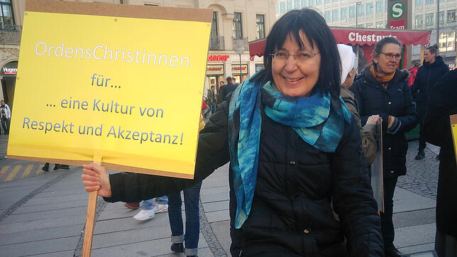 Schwester Susanne Schneider bei einer Demo für Frauenrechte am Stachus in München. Bild: Schwester Karolina Schweihofer MC