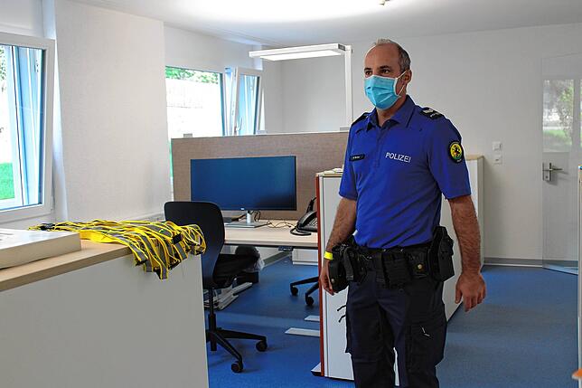 Postenchef der Polizeistation Thayngen Martin Müller zeigt die modernen Atbeitsplätze im neuen Polizeigebäude. Bild: Ingrid Ploss