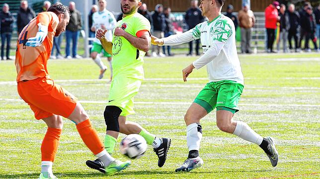 Der Singener Keeper Andrei Cioara klärt hier vor seinem Kapitän Gani Hamdushi und dem Donaueschinger Stephan Ohnmacht.