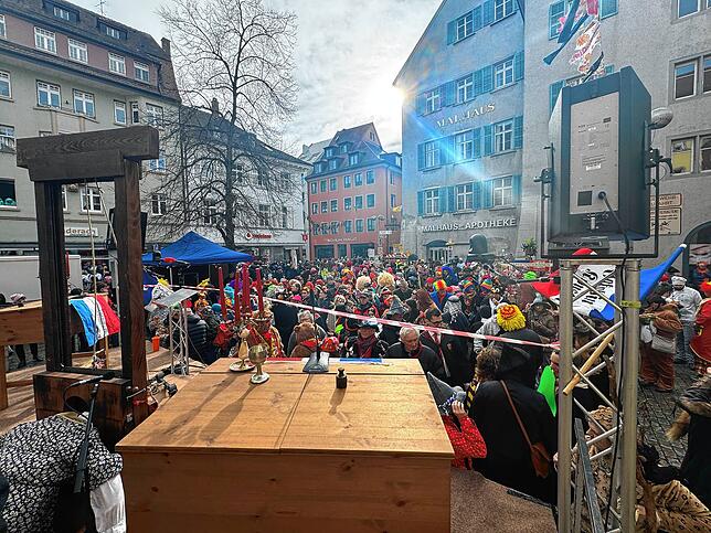 Seit 13 Uhr läuft auf dem Obermarkt das Jakobiner-Tribunal – viele Schaulustige wohnen der Verhandlung bei.