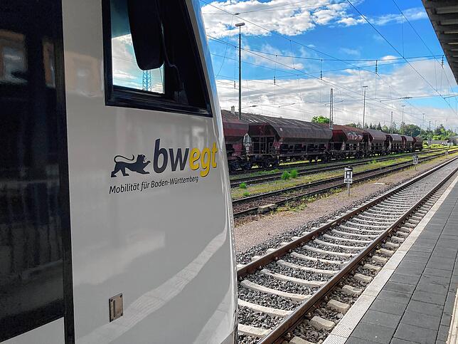Im Villinger Bahnhof wartet der Ringzug auf Fahrgäste. Doch für Fahrräder ist nicht immer Platz.
