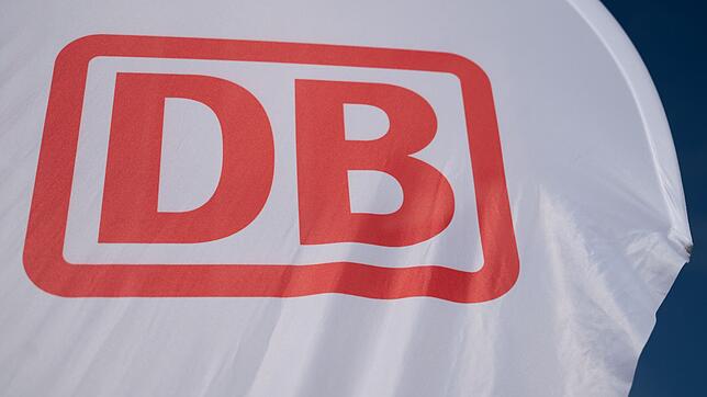 Wegen eines defekten Stellwerks war der Bahnverkehr in der Region Heidelberg gestört. (Illustration)