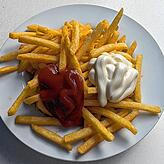 Sie sind Kindheit pur: Freibad-Pommes.