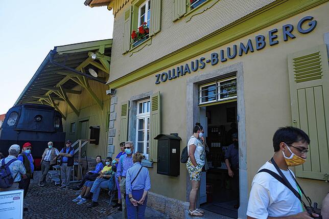 Die Fahrgäste befolgen die Corona-Regeln und warten mit Mund-Nasen-Bedeckung auf dem Bahnsteig, bis die Fahrt beginnt.