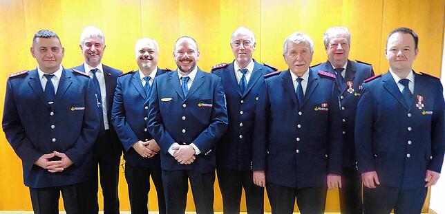 Die Geehrten der Freiwilligen Feuerwehr Wehr mit Stadtkommandant und Bürgermeister (von links): Nicolo Bibbo, Bürgermeister Michael ...