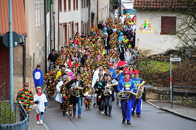 Die Narren füllen das Städtle in Stühlingen.