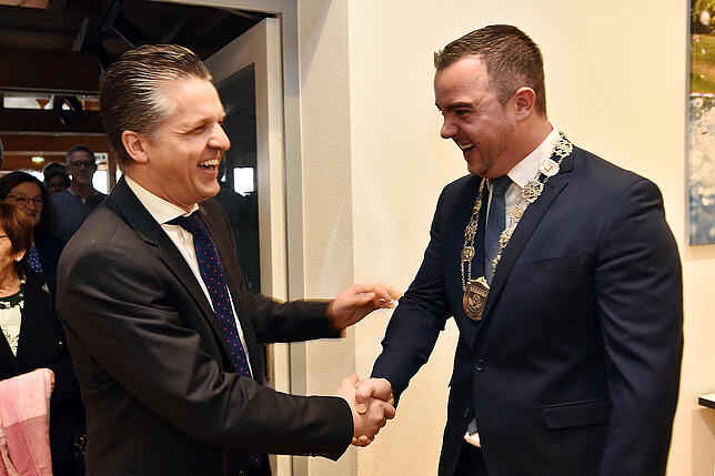Zwei, die sich verstehen: der Bundestagsabgeordnete Thorsten Frei (links) und Blumbergs Bürgermeister Markus Keller Bild: Roland Sigwart