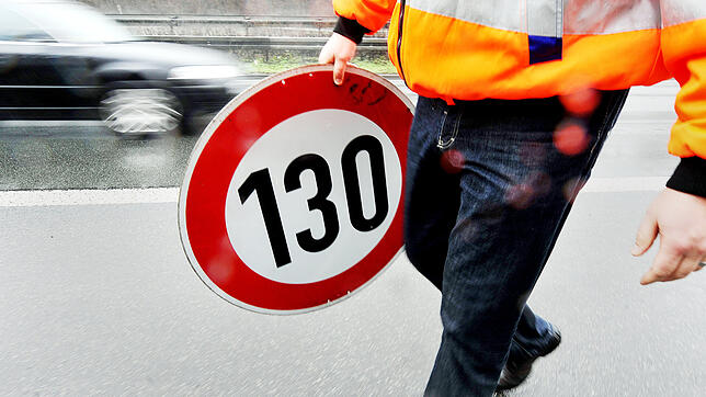 Ein Schild, das nicht wirklich beliebt, aber doch oft sinnvoll ist: Tempolimit 130.