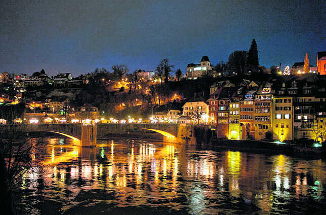 In Laufenburg verbindet der Weihnachtsmarkt über die alte Rheinbrücke hinweg Deutschland und die Schweiz.