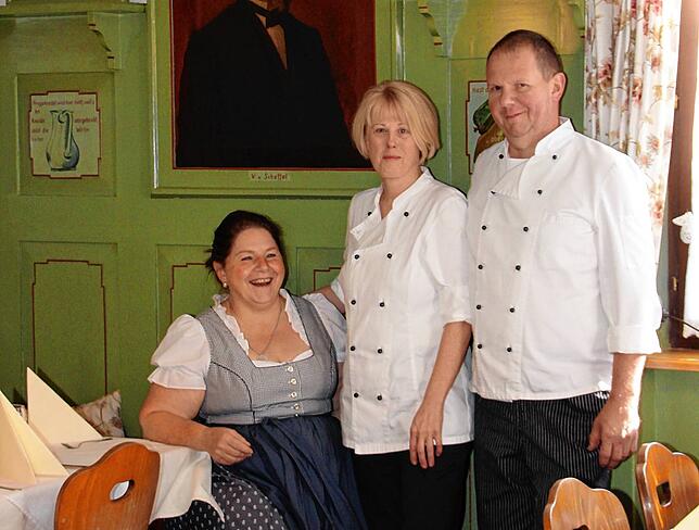 Sie führen den Landgasthof Scheffellinde in der 19. Generation, von links Sabine Hille, ihre Schwägerin Cornelia Wiggert und ihr Bruder ...