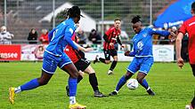 Die beiden Torschützen des FC Markdorf &ndash; Austyn Adefeyja (rechts, am Ball) und Cyril Kane (vorne links).