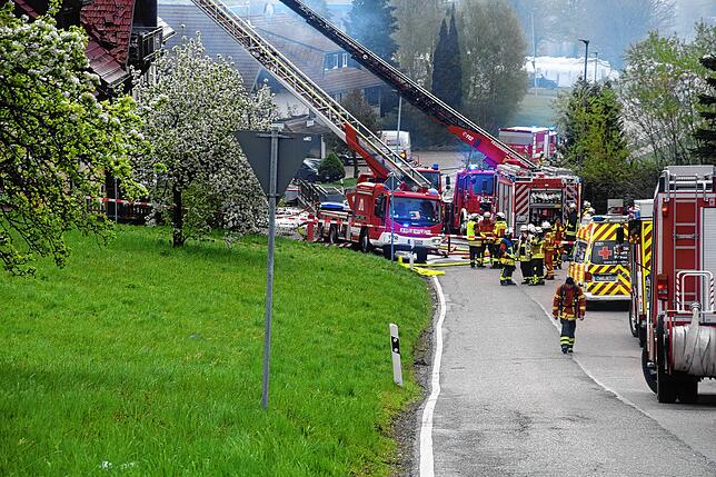 Bild 30: Feuer im Mehrfamilienhaus: Bilder vom Großeinsatz