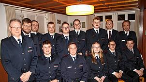 Zahlreiche Beförderungen werden bei der Hauptversammlung der Feuerwehr ausgesprochen (vorn, von links): Christoph Hofacker, Philip ...