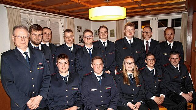 Zahlreiche Beförderungen werden bei der Hauptversammlung der Feuerwehr ausgesprochen (vorn, von links): Christoph Hofacker, Philip ...