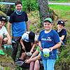 Das Motiv zeigt (von links) Adrian, Martin Hensler von der Zukunftswerkstatt Gemeinde Wald, Leni, Max, Luca und Marius bei der ...
