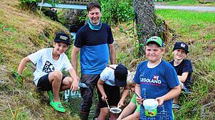 Das Motiv zeigt (von links) Adrian, Martin Hensler von der Zukunftswerkstatt Gemeinde Wald, Leni, Max, Luca und Marius bei der ...