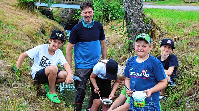 Das Motiv zeigt (von links) Adrian, Martin Hensler von der Zukunftswerkstatt Gemeinde Wald, Leni, Max, Luca und Marius bei der ...