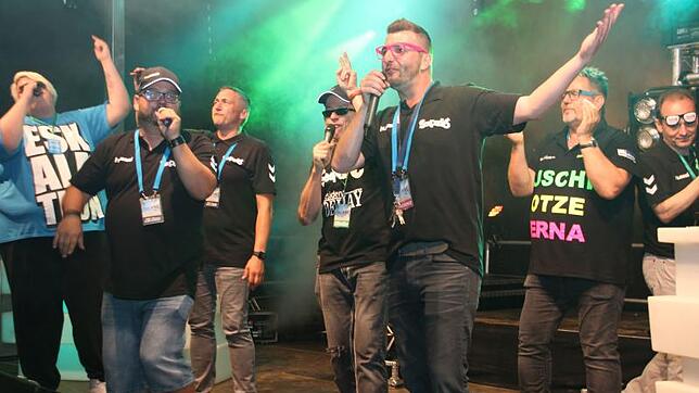 Riesensause bei der Seepark6 Mallorca-Schlagerparty v.l. Hans Entertainment, PS Alex, Hans-Jörg Zimmermann, DJ Team Palmenknaller, ...