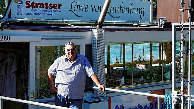Kapitän Jürgen Schroff will mit dem &bdquo;Löwe von Laufenburg&ldquo;, der an der Andelsbach-Mündung vor Anker liegt, auch in diesem ...