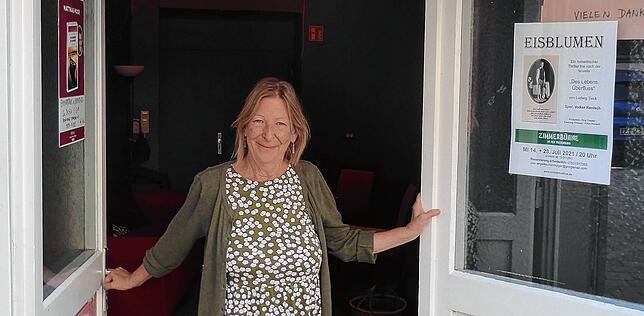 Gela Homburger öffnet die Türen der Zimmerbühne, ihrem Ein-Frau-Betrieb.