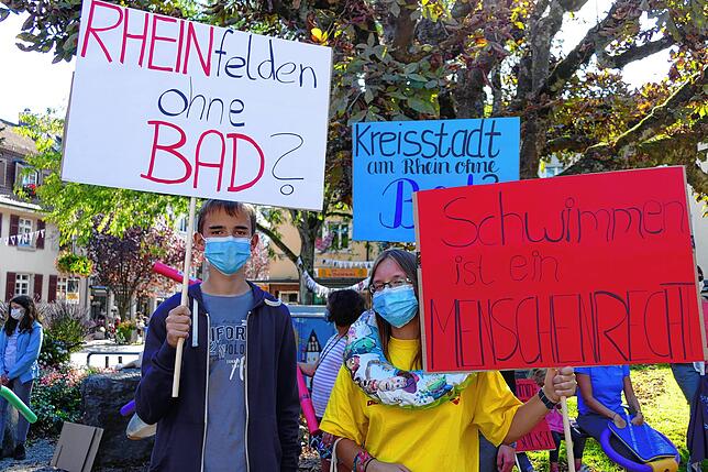 Einsatz für das Bad: Im September gab es vor dem Rathaus eine kleine Demonstration für die Öffnung des Schwimmbads in Rheinfelden.