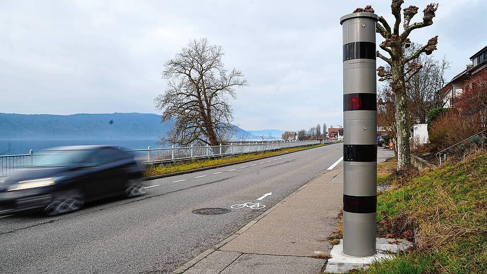 Entlang des Bodensees stehen zahlreiche stationäre Blitzer, wie hier in Sipplingen. Die Kreise und Kommunen rechnen jährlich fest mit ...