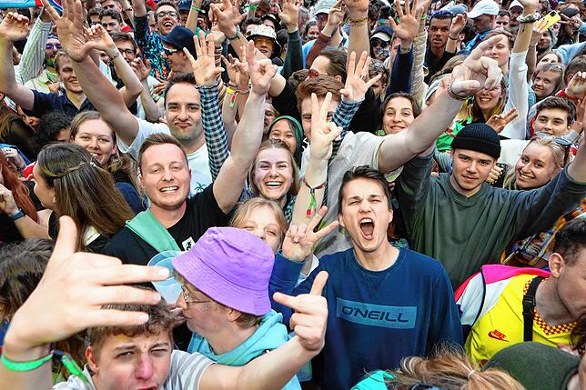 Bild 29: Strahlende Festival-Fans! Am ersten Nachmittag steigt die Stimmung