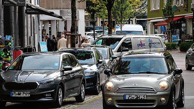 Um den Verkehr aus der Innenstadt, hier die Karlstraße, zu bekommen, sollten Parkflächen aufgegeben werden, rät Berater Stefan Leuninger ...
