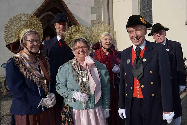 Haben erst die Kirche mitgeschmückt und sich dann für den Gottesdienst ihre Tracht angezogen (von links): Helga Rothweiler, Richard ...