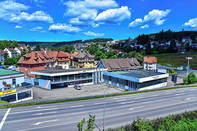 Auf dem Gelände eines ehemaligen Autohauses zwischen Bundesstraße und Alte Landstraße will Aldi neu bauen. Am Mittwoch wurde das Konzept ...