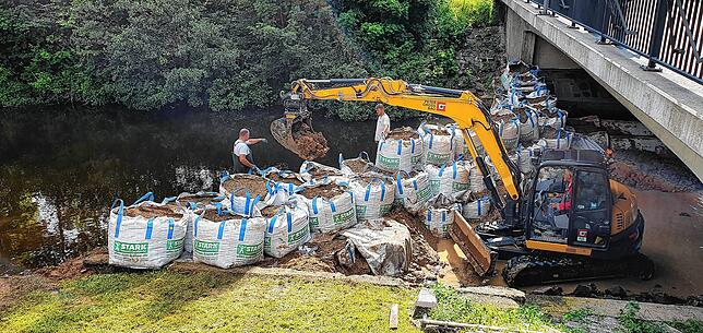 Bild 2: Bilder und Videos: Der Brigach-Damm steht und das Wasser fließt nun durch Betonrohre