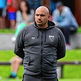 Antonio Fiore Tapia, Trainer des FC Öhningen-Gaienhofen, richtet den Blick nach der jüngsten Niederlage gegen den ESV Südstern Singen ...