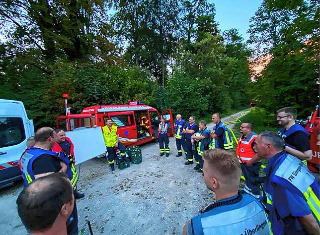 Lagebesprechung vor Ort: Die Einsatzkräfte planen das weitere Vorgehen.