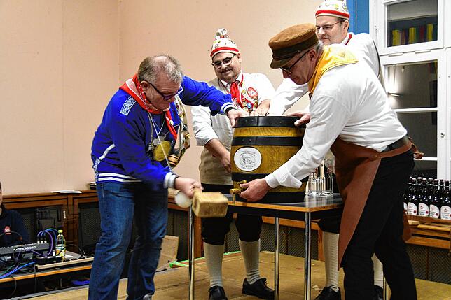 Bild 7: Jubiläumsbier und ein neuer Ehrengerstensafter: Bilder vom 44. Bieranstich in Gottmadingen