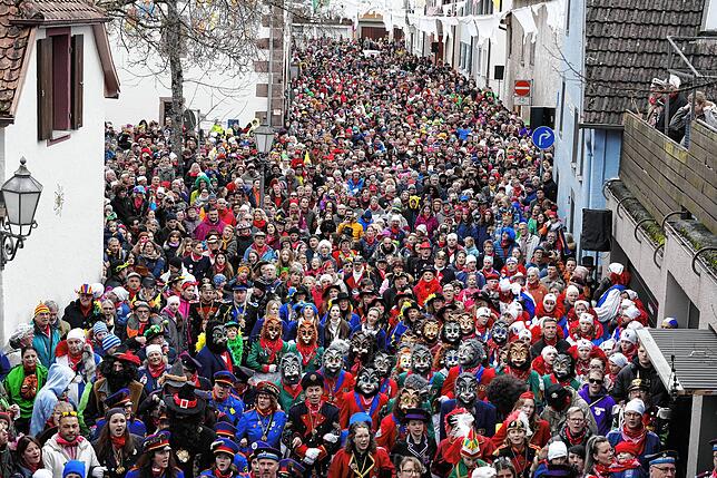 Fasnacht wie sie leibt und lebt, wie hier beim Katerempfang in Villingen-Schwenningen. Kommt es 2025 zu Problemen bei der Fasnacht wegen ...