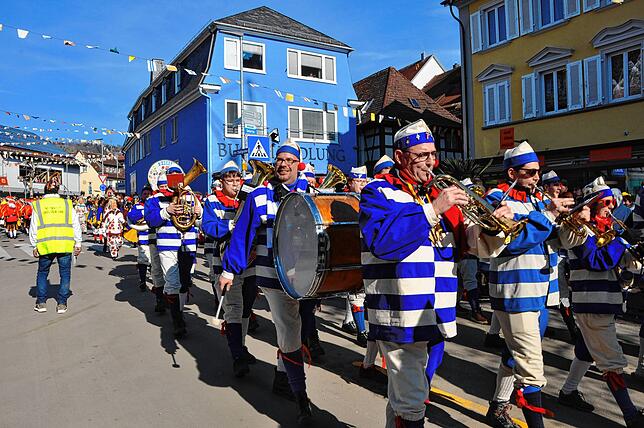 Bild 21: Fasnetssunntig-Umzug: Historische Narrenzunft Markdorf zieht alle an