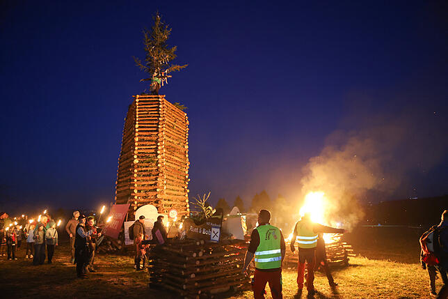 Bild 8: Bilder vom Funkenfeuer 2025 in Litzelstetten: So lebt die Tradition weiter!