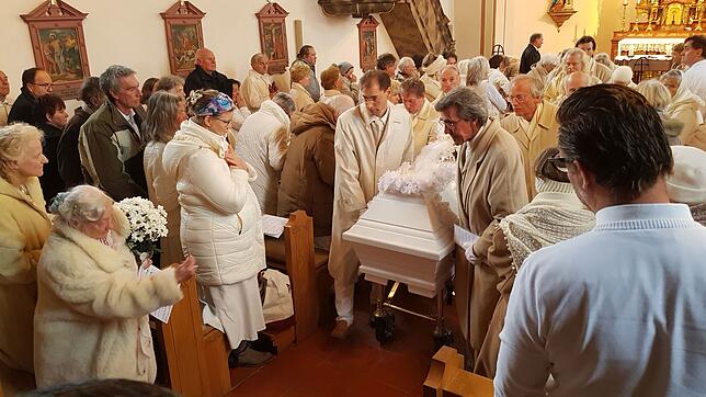 Ihr Sarg wird aus der Kirche gefahren.
