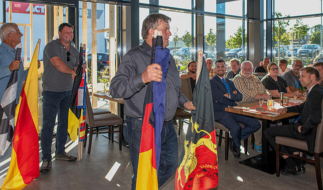 Flaggenparade: Investor Herbert Alber (vorn), Gemeinderat Rüdiger Hillenbrand (links) und sein Ratskollege Christian Ott machten das ...